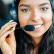 Persona sonriendo con auriculares de atención al cliente